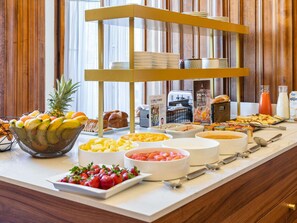 Daily buffet breakfast for a fee - Mercure Lyon Centre Château Perrache (Lyon)