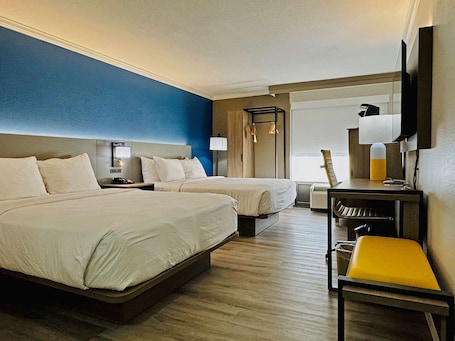 Escritorio y tabla de planchar con plancha