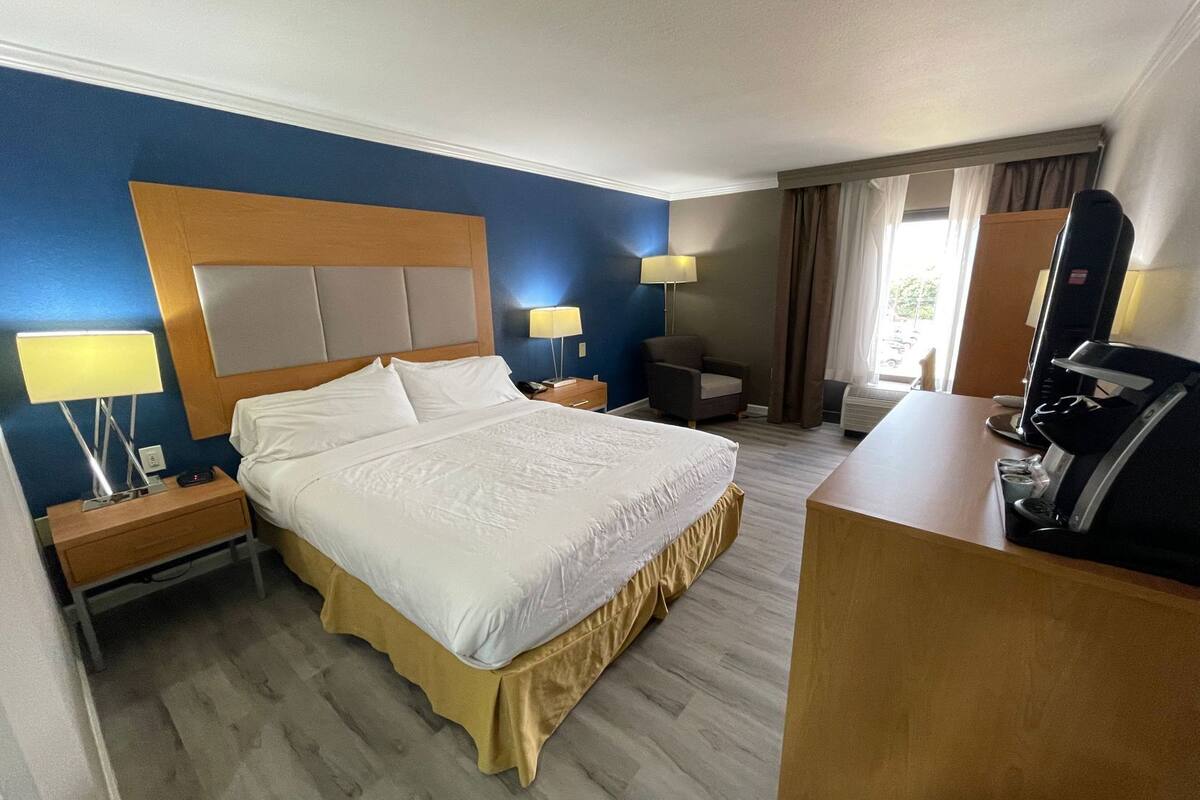Desk, iron/ironing board, free rollaway beds, free WiFi