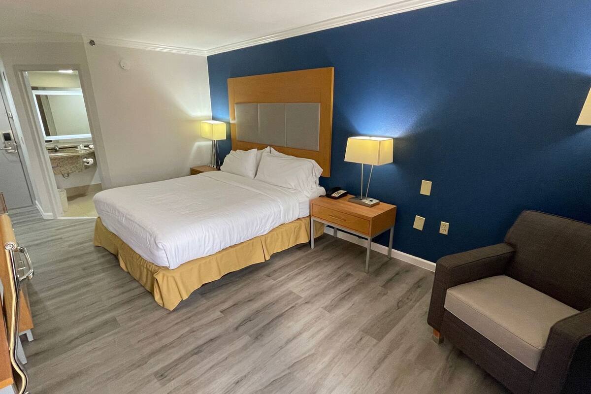 Desk, iron/ironing board, free rollaway beds, free WiFi