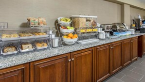 Un buffet proposant une variété de plats et un coin café.