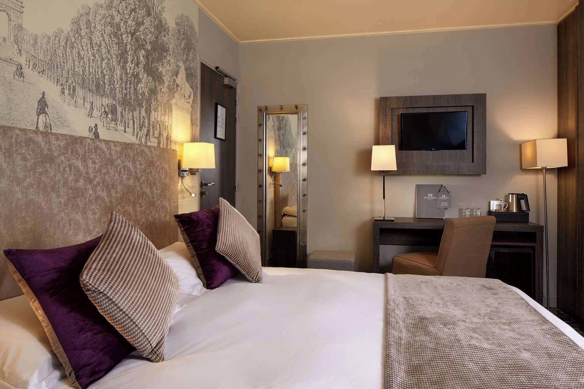 Roupas de cama premium, frigobar, cofres nos quartos