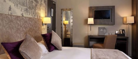 أغطية فراش متميزة وميني بار وخزنة داخل الغرفة وبديكورات فريدة لكل غرفة