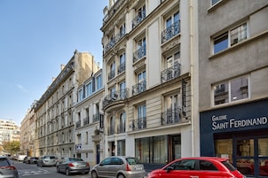 A multi-story building with a sign for 'Galerie Saint Ferdinand' on the ground floor.