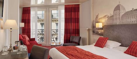 Ylelliset vuodevaatteet, minibaari, tallelokero huoneessa