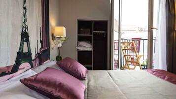 Standard Double Room (Opera) | Courtyard view