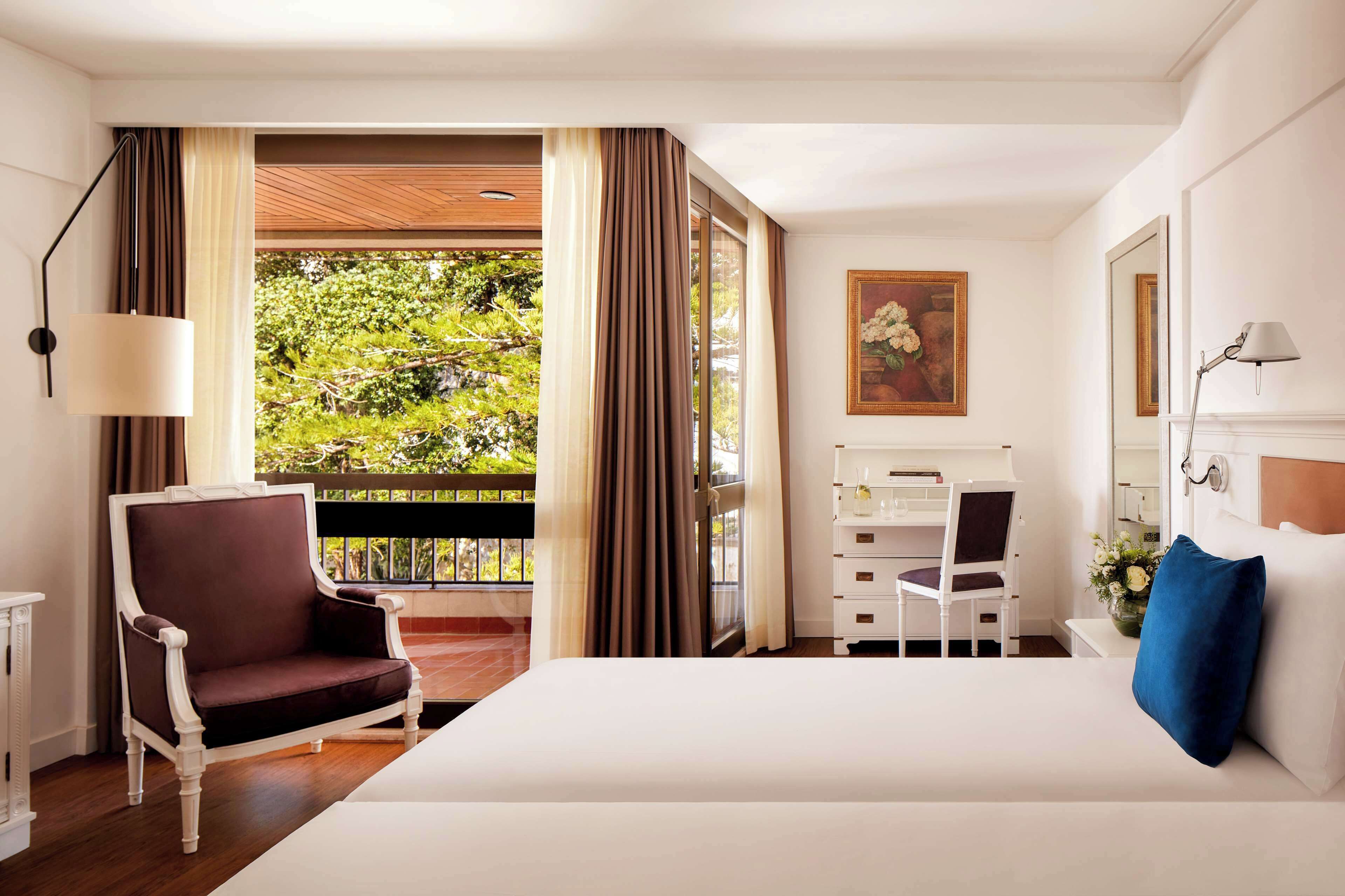 Standard Room, City View | Minibar, in-room safe, desk, blackout drapes