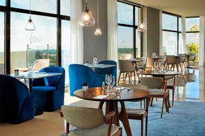 Phục vụ bữa sáng, bữa trưa và bữa tối 