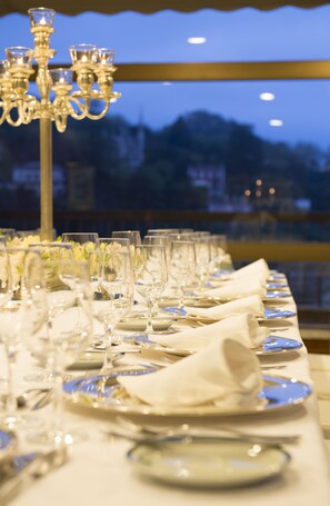 Petit-déjeuner, déjeuner et dîner servis sur place