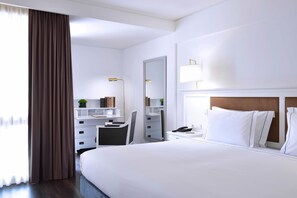 Minibar, caja de seguridad en la habitación y escritorio 