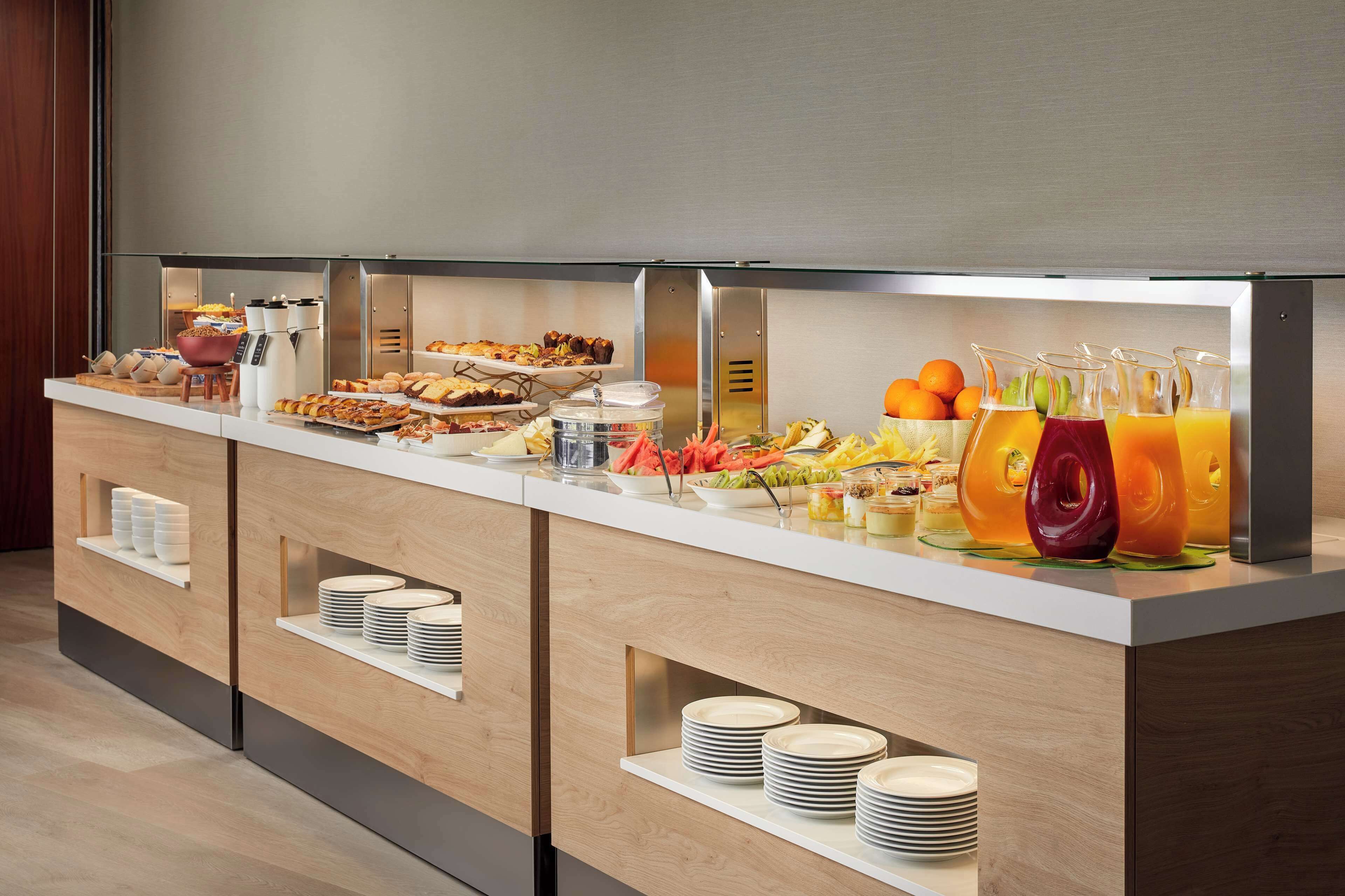 Una mesa de buffet con diversos alimentos y bebidas.