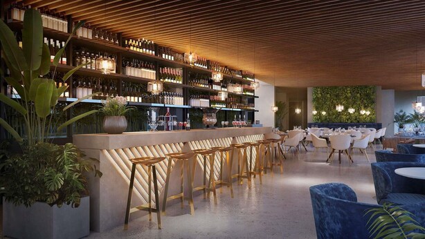 Zona de bar moderna con techo de madera, taburetes y una variedad de botellas.