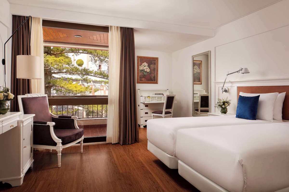 Standard Room, City View | Minibar, in-room safe, desk, blackout drapes