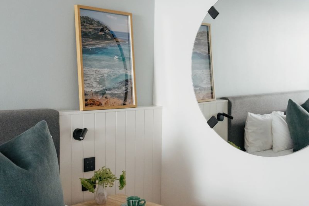 Ropa de cama de alta calidad, colchones con pillow-top y minibar 