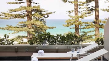 Habitació, 1 llit de matrimoni gran, terrassa, vistes a l'oceà | Matalassos amb encoixinament addicional i minibar