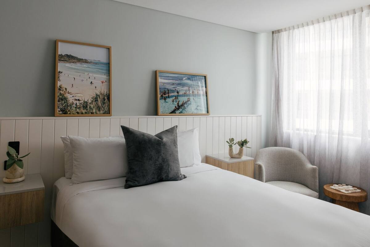 Village Queen | Pillowtop beds, minibar, in-room safe, laptop workspace