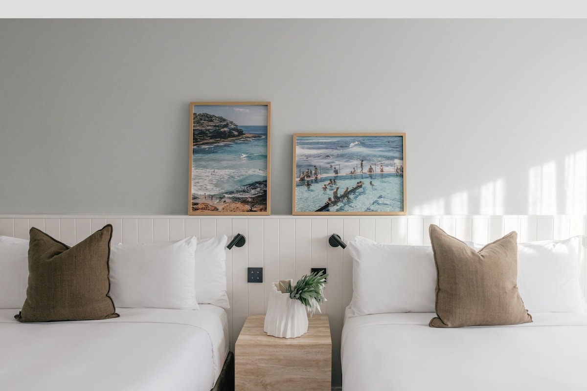 Ropa de cama de alta calidad, colchones con pillow-top y minibar 