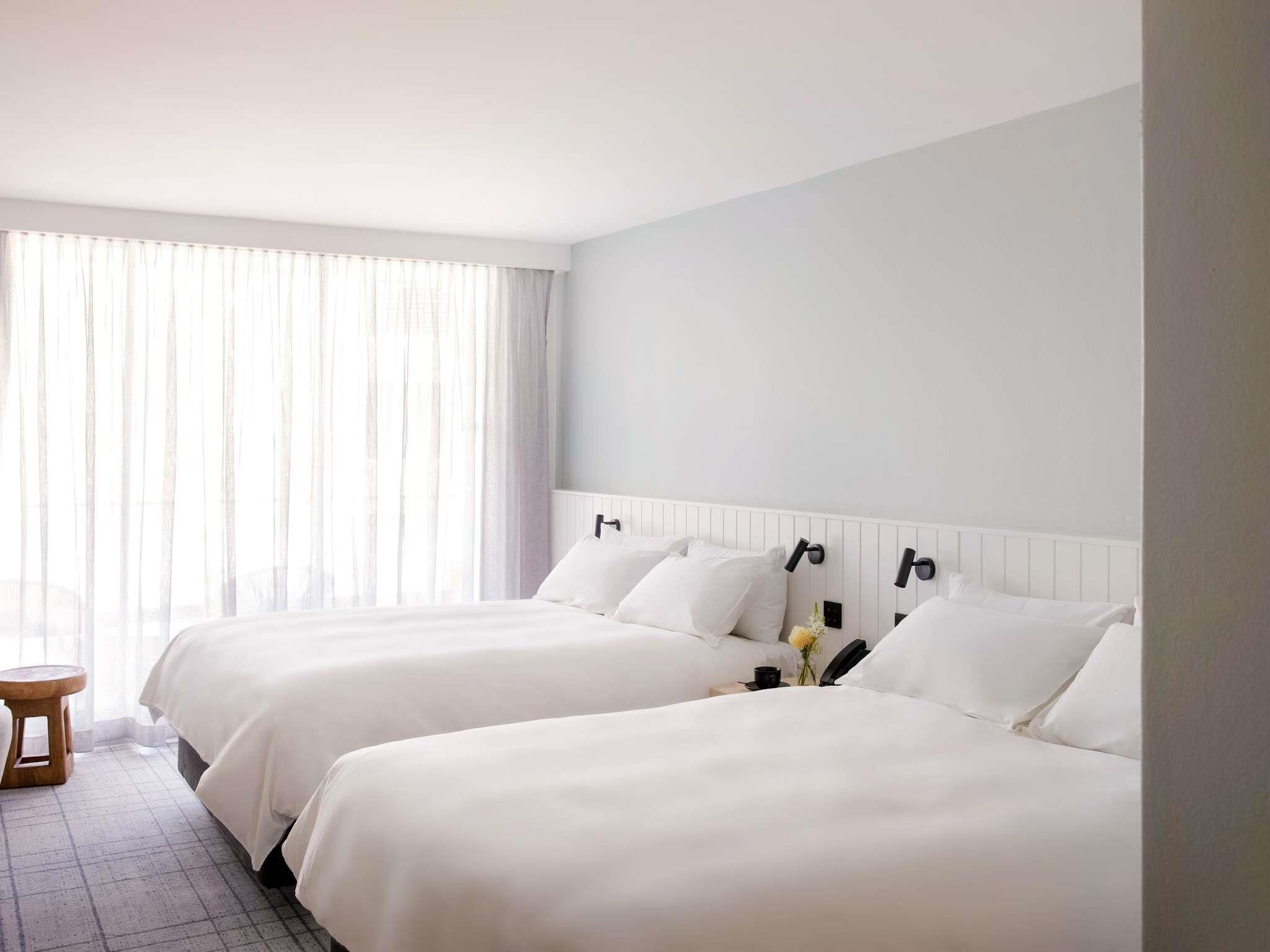 Colchones con pillow-top, minibar y caja de seguridad en la habitación 