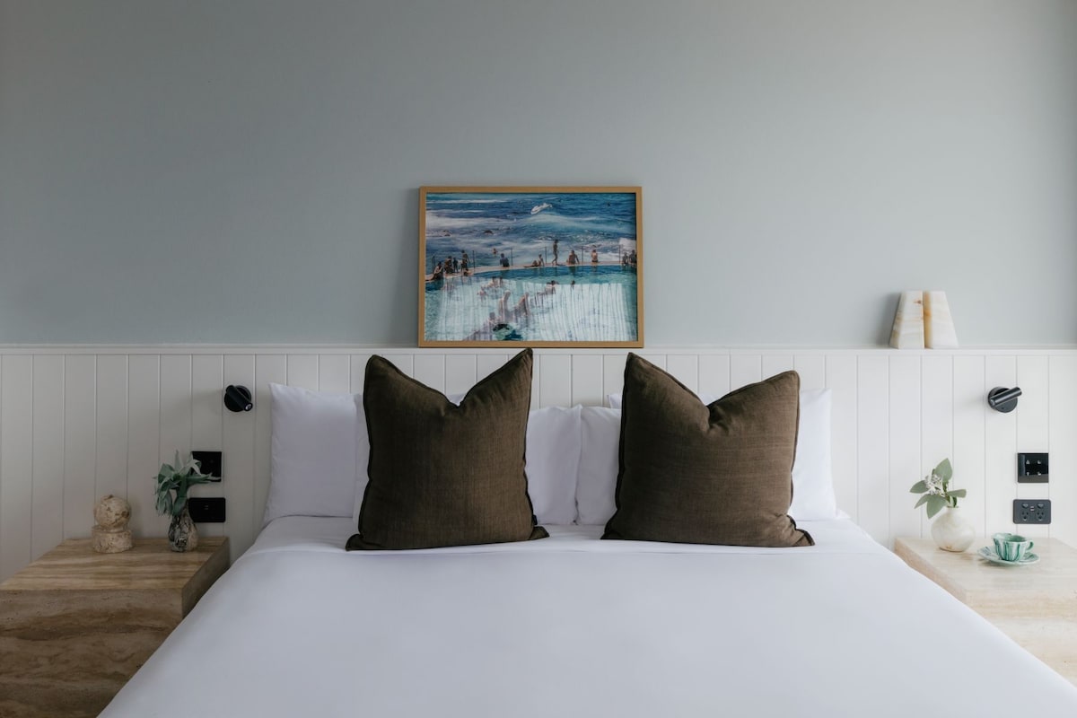 Ropa de cama de alta calidad, colchones con pillow-top y minibar 