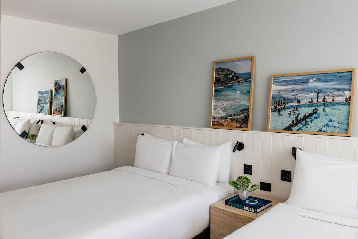 Ropa de cama de alta calidad, colchones con pillow-top y minibar 