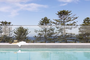 Piscine extérieure, parasols de plage, chaises longues