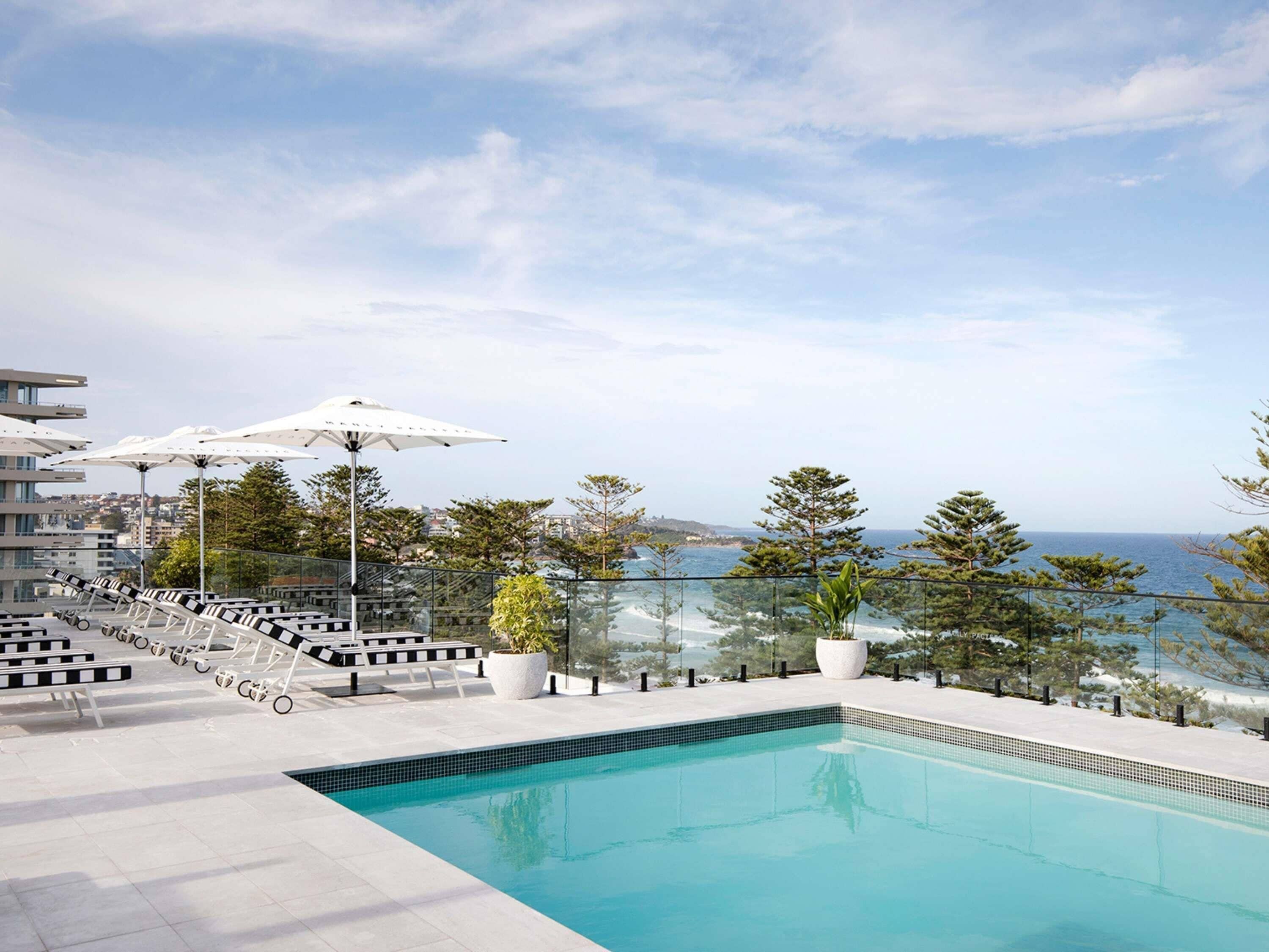 屋外プール、プール パラソル、サンラウンジャー