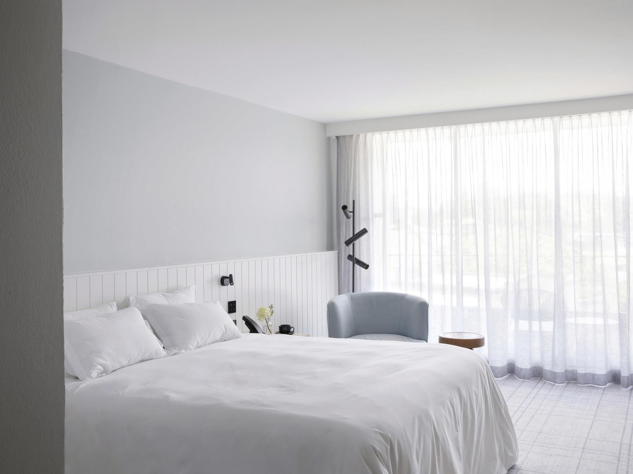 Superior Room, 1 King Bed | Pillowtop beds, minibar, in-room safe, laptop workspace
