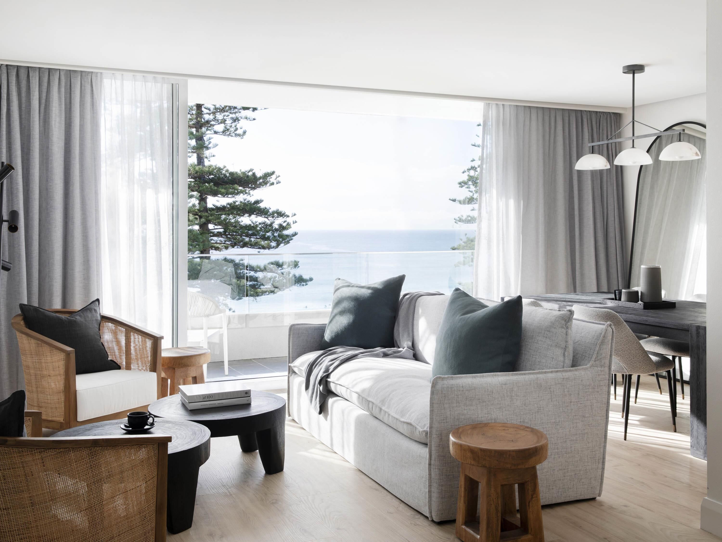 Coastal Villa | Camas con pillow-top, minibar y caja de seguridad en la habitación 