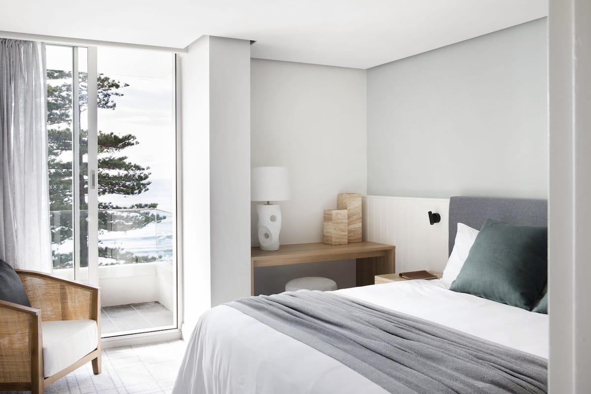 Coastal Villa | Lit avec matelas Ă plateau-coussin, minibar, coffre-fort