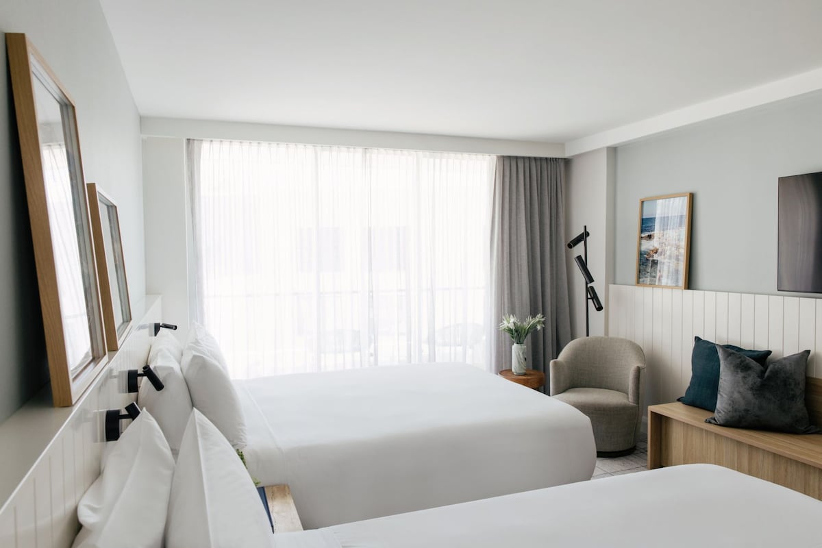 Ropa de cama de alta calidad, colchones con pillow-top y minibar 