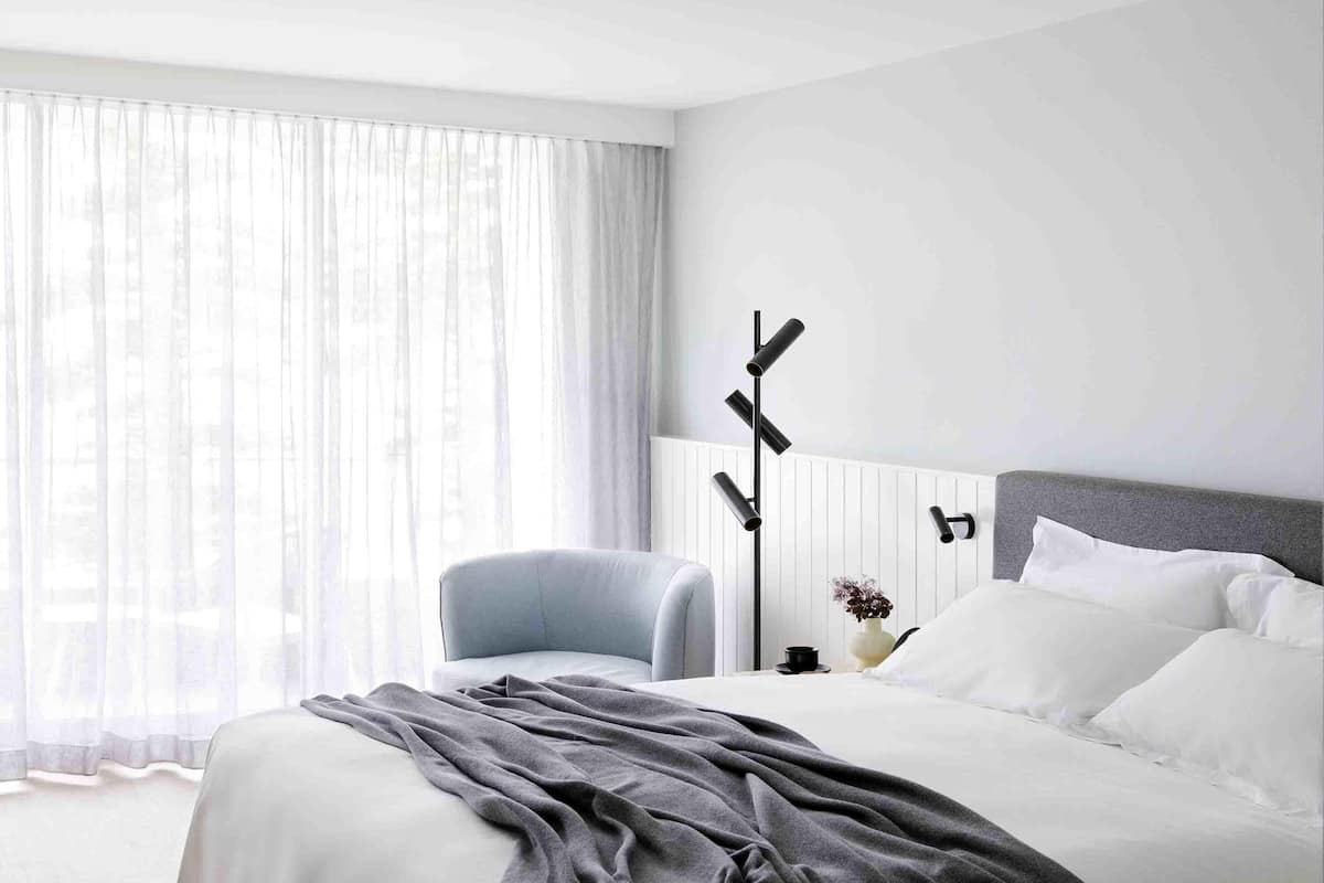 Lit avec matelas Ă plateau-coussin, minibar, coffre-fort