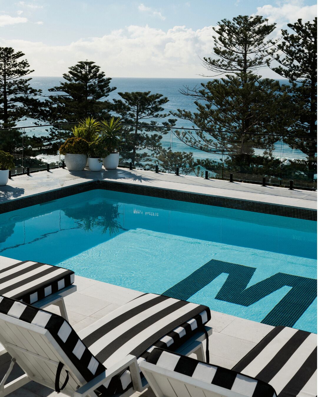 Außenpool, Sonnenschirme, Liegestühle