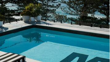 Außenpool, Sonnenschirme, Liegestühle