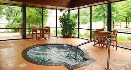 Quality Inn & Suites Sevierville - Pigeon Forge
