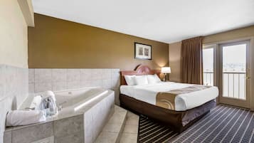 Habitación, 1 cama de matrimonio grande, no fumadores, bañera de hidromasaje | 1 dormitorio, escritorio, espacio para trabajar con un portátil