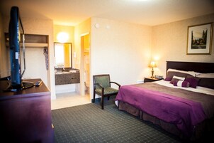 Deluxe Room, 1 Queen Bed | Bathroom