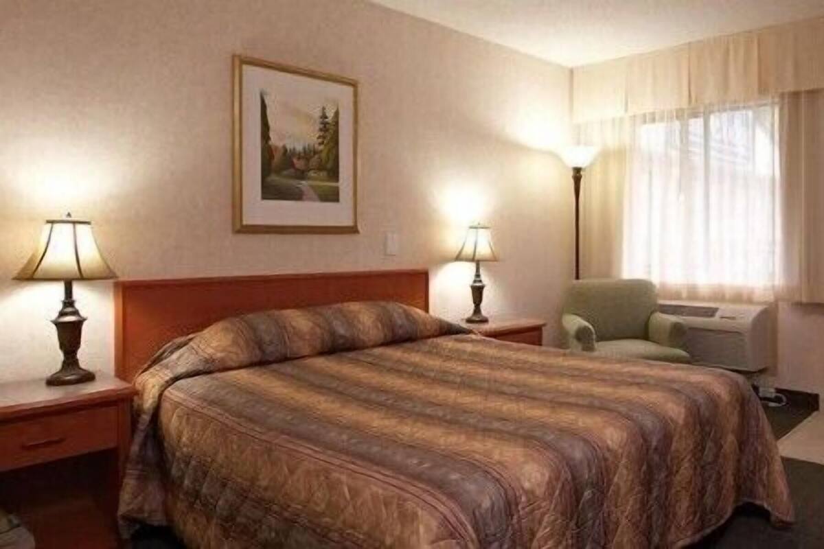 Individually furnished, blackout drapes, bed sheets