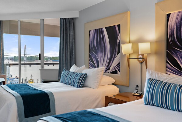 Escritorio, tabla de planchar con plancha, wifi gratis y ropa de cama 