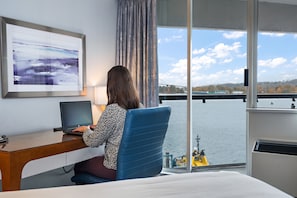 Phòng, 2 giường cỡ queen (Quay) | 1 phòng ngủ, minibar, bàn, bàn ủi/dụng cụ ủi quần áo