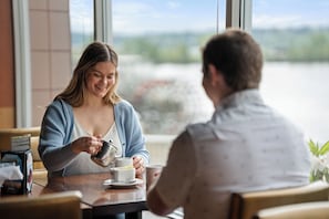 Frukost, lunch, middag och brunch serveras 