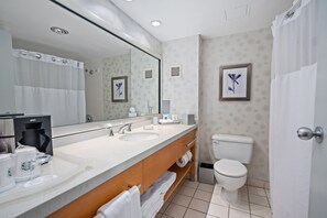 Combined shower/bathtub, rainfall showerhead, free toiletries