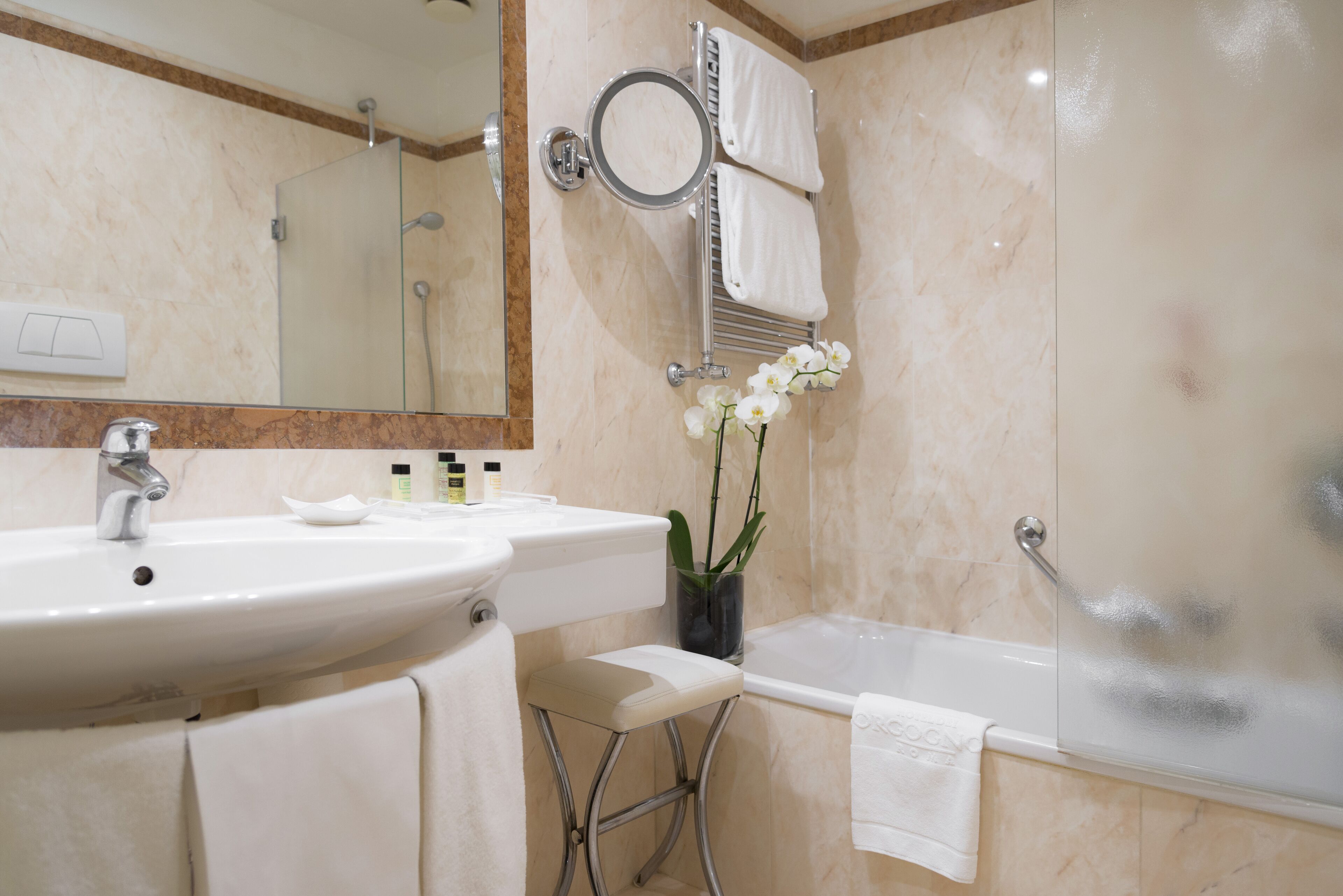 combined shower/bathtub, deep-soaking bathtub, eco-friendly toiletries