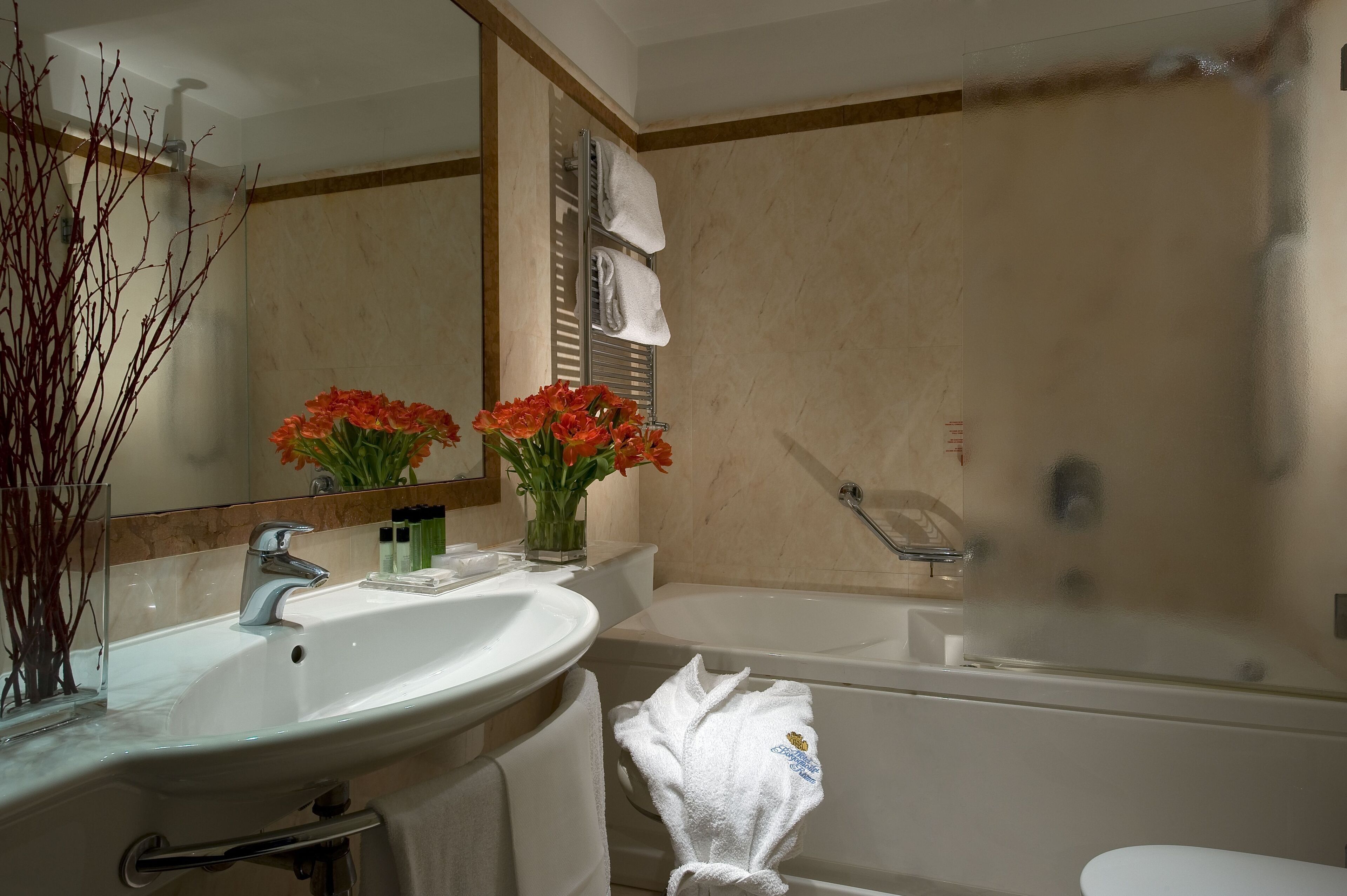 superior double or twin room | bathroom | combined shower/bathtub, deep-soaking bathtub, eco-friendly toiletries
