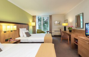 Comfort Room | Hypo-allergenic bedding, in-room safe, desk, blackout drapes