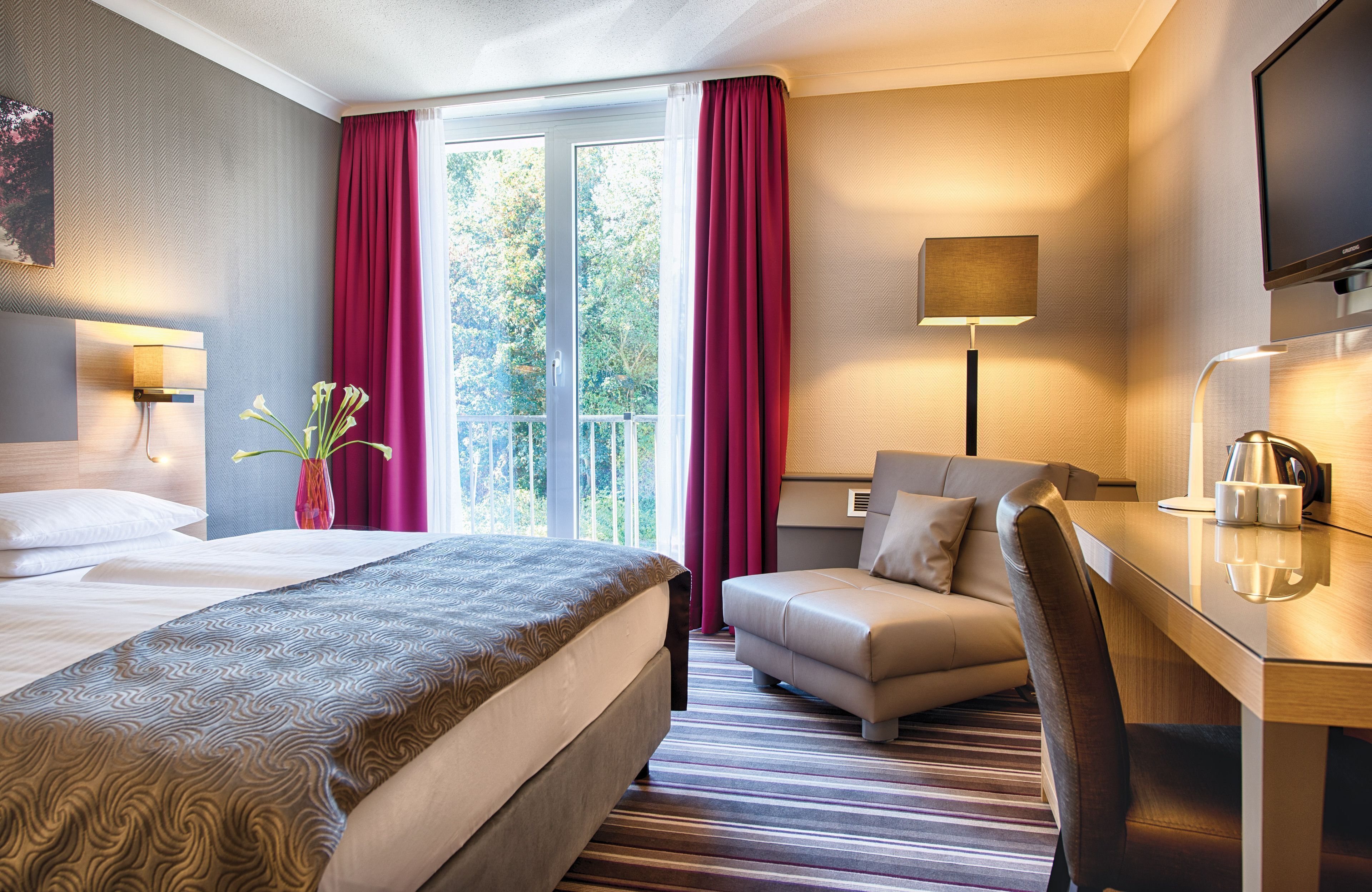 Hypo-allergenic bedding, in-room safe, desk, blackout drapes