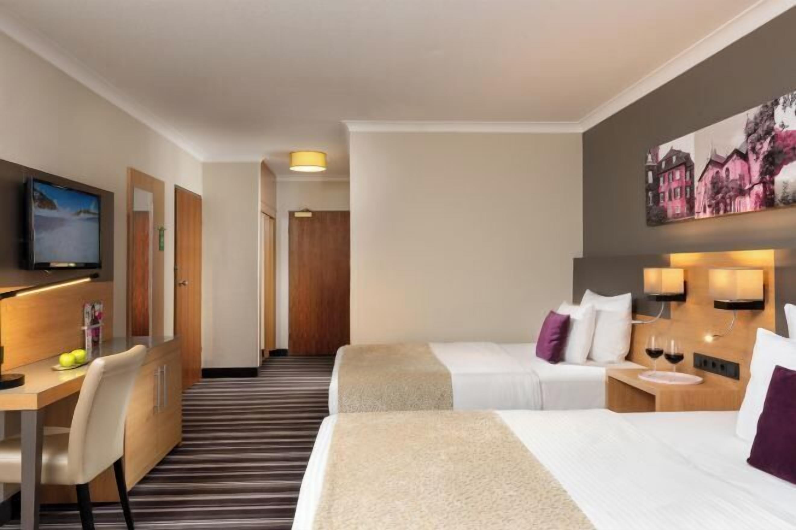 Hypo-allergenic bedding, in-room safe, desk, blackout curtains