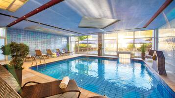 Una piscina techada, una piscina al aire libre de temporada