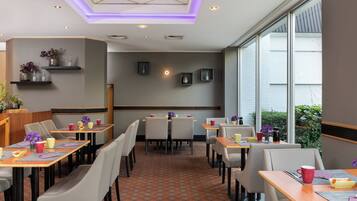 Tägliches Frühstücksbuffet (17 EUR pro Person)