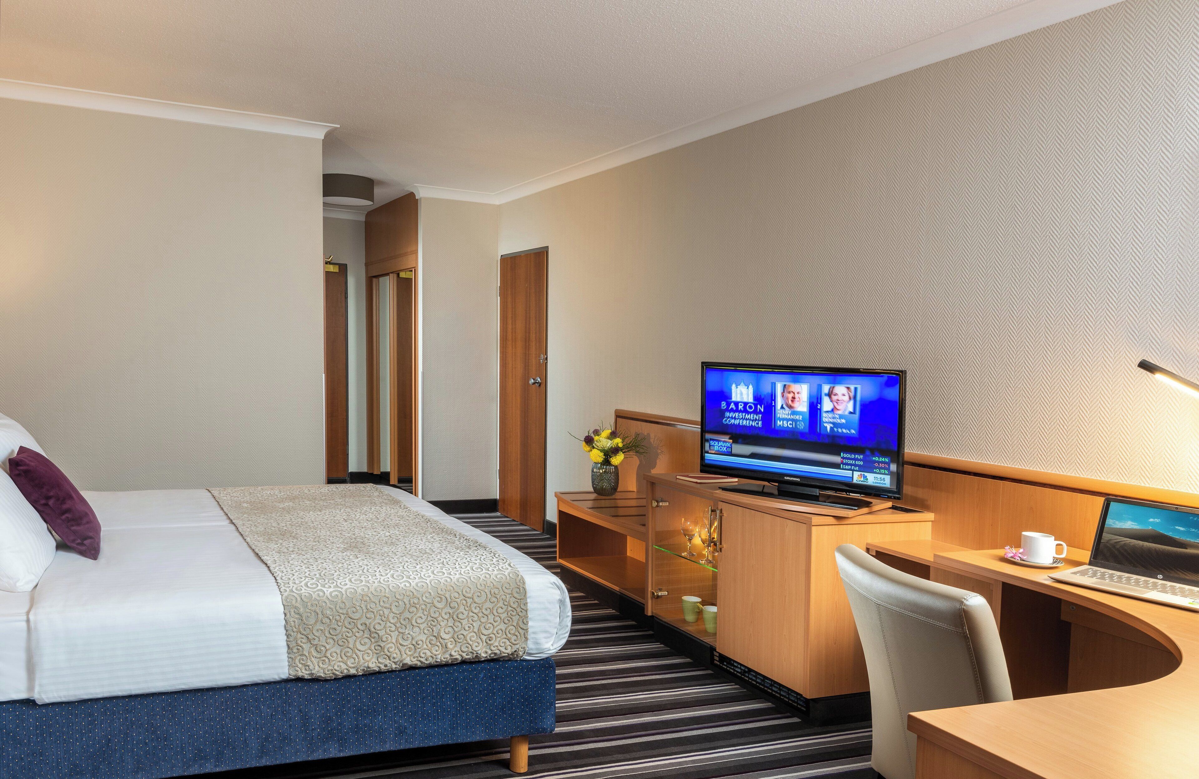 Hypo-allergenic bedding, in-room safe, desk, blackout drapes