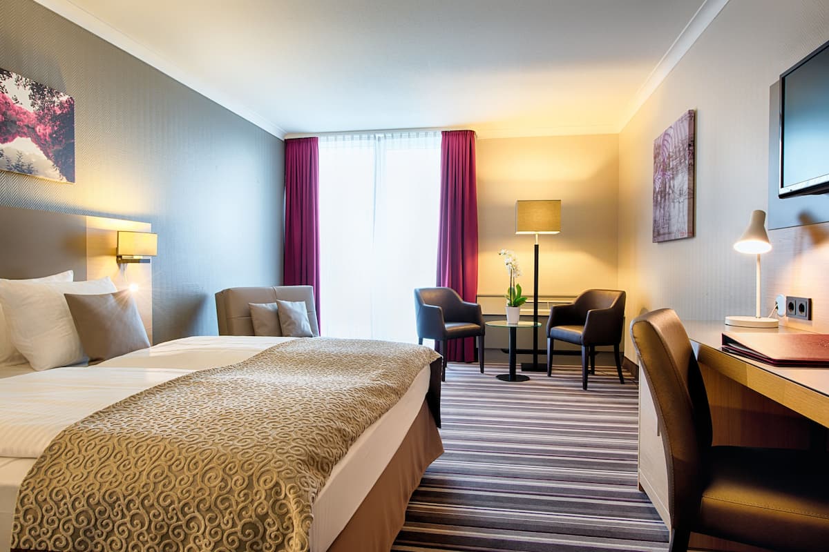 Hypo-allergenic bedding, in-room safe, desk, blackout drapes